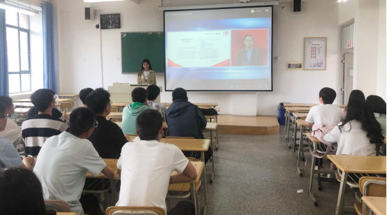 bat365官网平台2018级全体同学观看 “同上‘四史’ 思政大课”