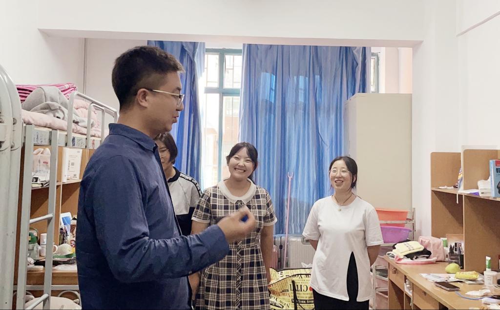 拉近距离 温暖沟通——bat365官网平台开展2021级新生宿舍走访