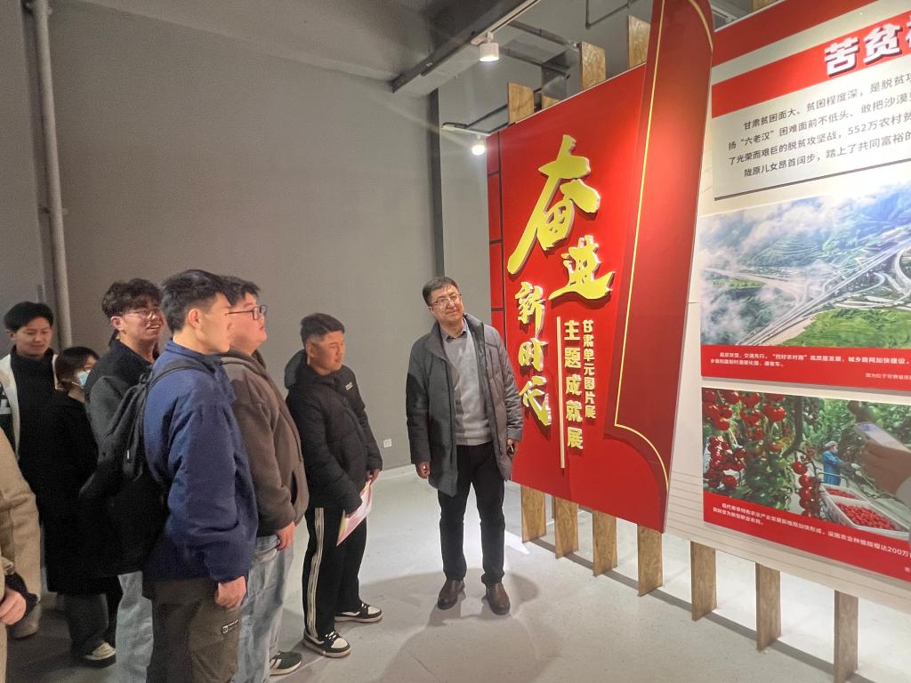bat365官网平台参观“奋进新时代”主题成就展甘肃单元图片展