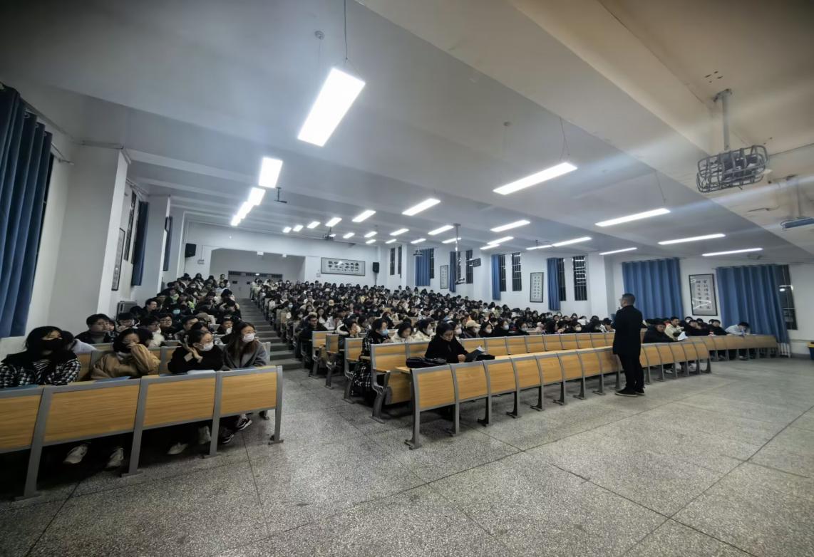 bat365官网平台召开2024届本科毕业论文暨毕业实习动员大会